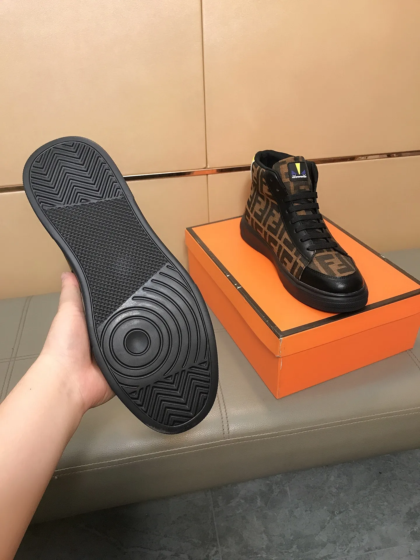 Men's shoes 240 🥾🥾↔️↔️[fendi] Fendi classic and comfortable men's high-top casual shoes, the upper is made of nubuck leather with brand printed fabrics, sheepskin feet, and rubber wear-resistant outsole. This unique style is suitable for all seasons, casual and refined sensibility, comfortable and natural on the feet. It is an everyday style for casual travel in autumn and winter! Code number: 38-44